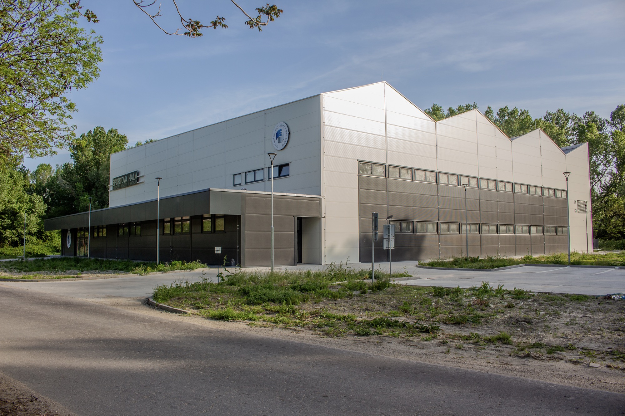 Viacúčelová športová hala - Univerzitné športové centrum pri EU v Bratislave