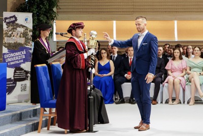 Blahoželáme čerstvým absolventom Ekonomickej univerzity v Bratislave - Promócie 2024