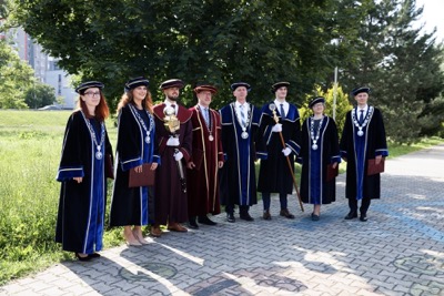 Blahoželáme čerstvým absolventom Ekonomickej univerzity v Bratislave - Promócie 2024