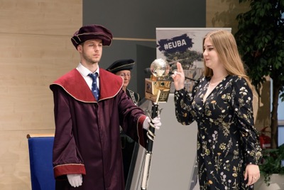 Blahoželáme čerstvým absolventom Ekonomickej univerzity v Bratislave - Promócie 2024