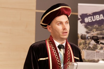 Blahoželáme čerstvým absolventom Ekonomickej univerzity v Bratislave - Promócie 2024