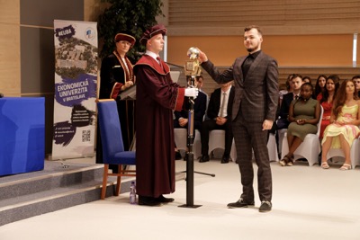 Blahoželáme čerstvým absolventom Ekonomickej univerzity v Bratislave - Promócie 2024