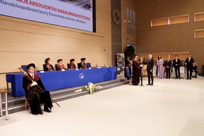 Blahoželáme čerstvým absolventom Ekonomickej univerzity v Bratislave - Promócie 2024
