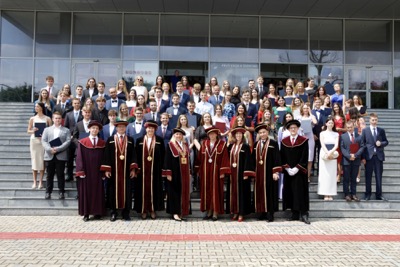 Blahoželáme čerstvým absolventom Ekonomickej univerzity v Bratislave - Promócie 2024