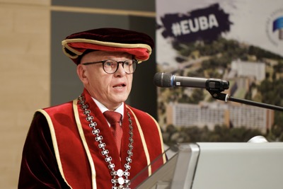 Blahoželáme čerstvým absolventom Ekonomickej univerzity v Bratislave - Promócie 2024