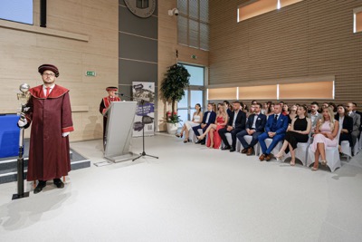 Blahoželáme čerstvým absolventom Ekonomickej univerzity v Bratislave - Promócie 2024