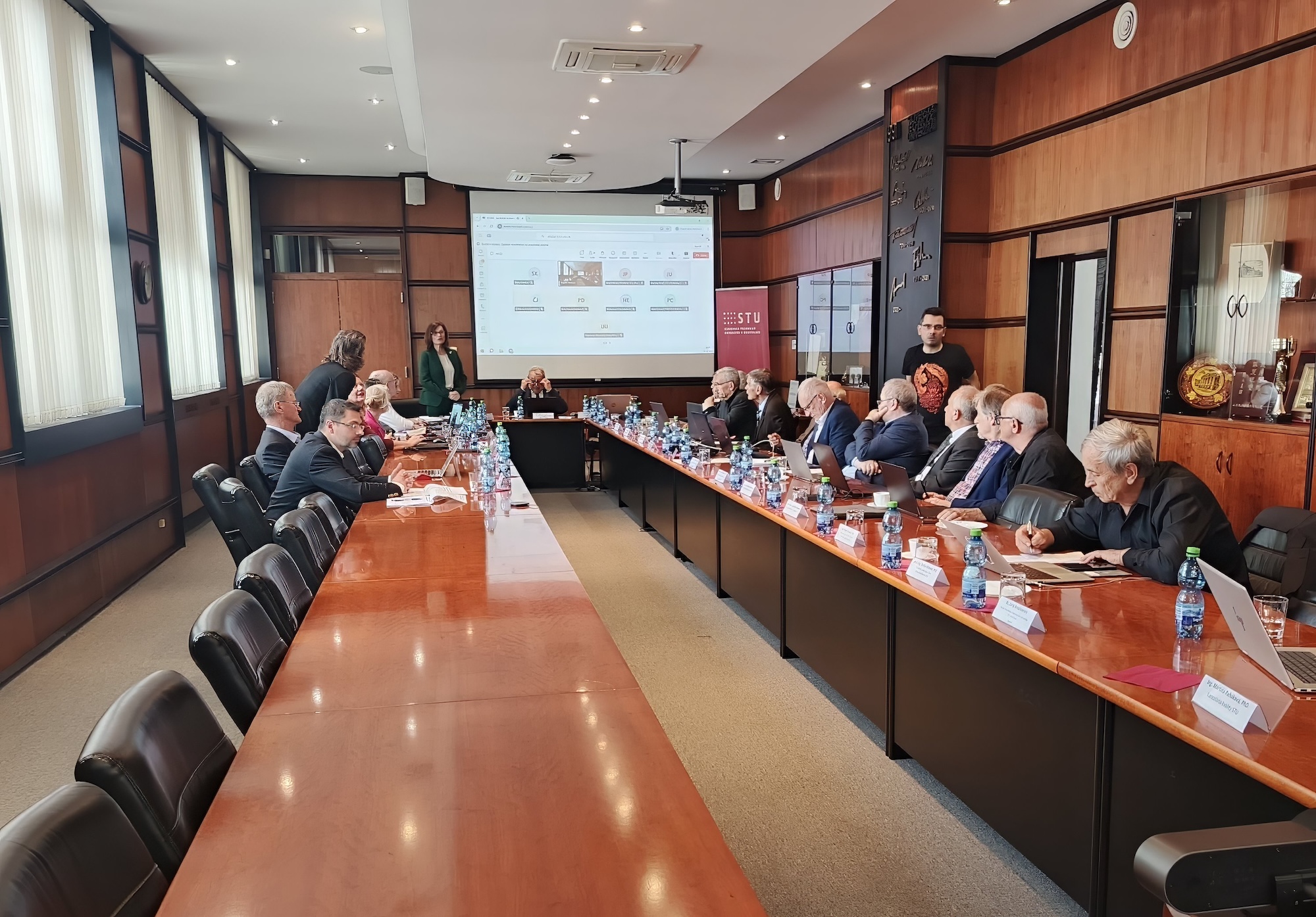 STU a EUBA sa rozhodli ponúkať unikátne programy, ktoré kombinujú poznatky technických študijných odborov a študijného odboru ekonómia a manažment