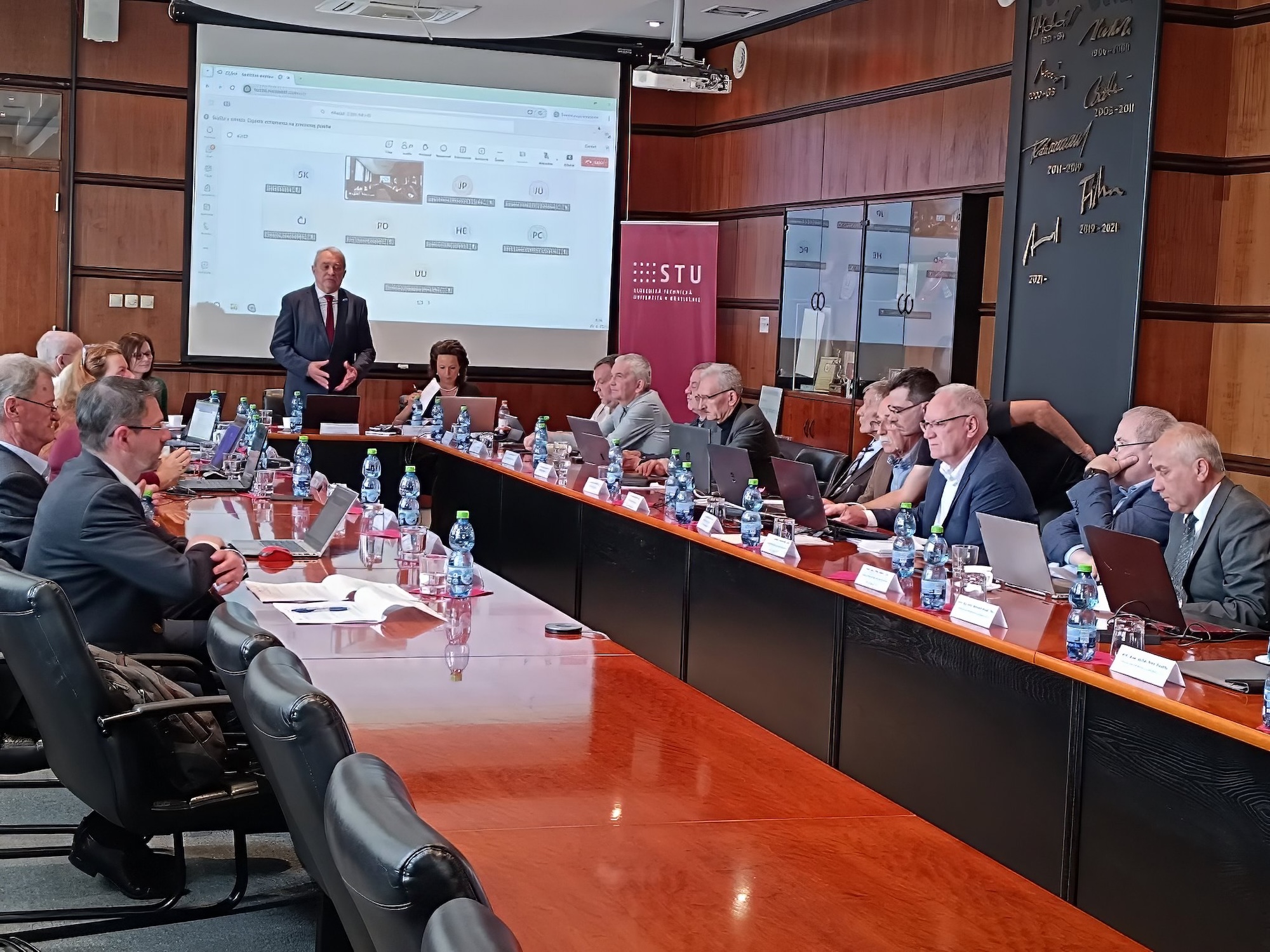 STU a EUBA sa rozhodli ponúkať unikátne programy, ktoré kombinujú poznatky technických študijných odborov a študijného odboru ekonómia a manažment