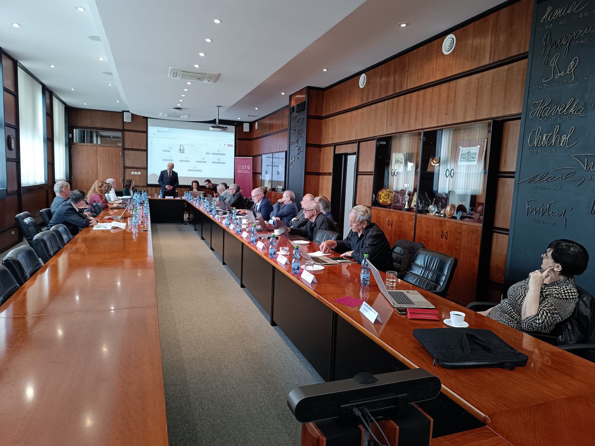 STU a EUBA sa rozhodli ponúkať unikátne programy, ktoré kombinujú poznatky technických študijných odborov a študijného odboru ekonómia a manažment
