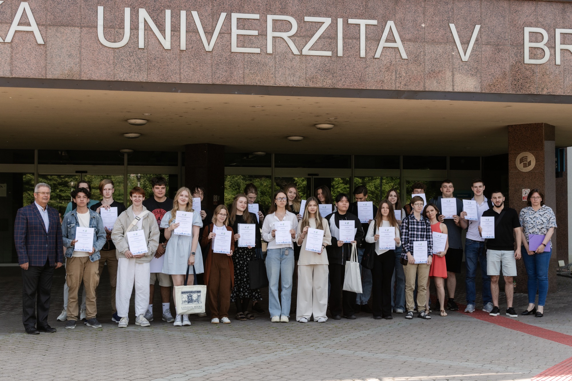 Úspešní zahraniční študenti jazykového vzdelávania si prevzali Osvedčenia