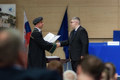 Blahoželanie čerstvým absolventom Ekonomickej univerzity v Bratislave