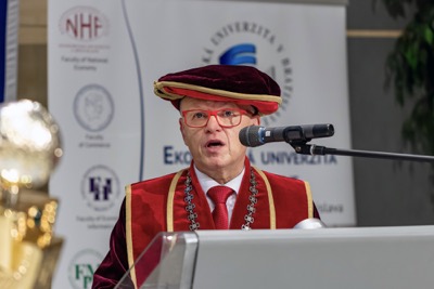 Blahoželanie čerstvým absolventom Ekonomickej univerzity v Bratislave
