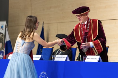 Blahoželanie čerstvým absolventom Ekonomickej univerzity v Bratislave