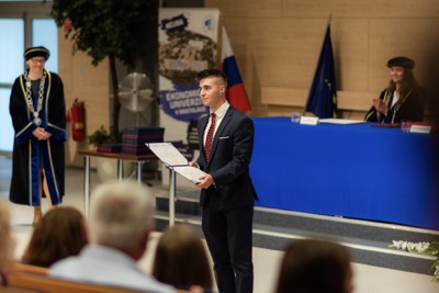 Blahoželanie čerstvým absolventom Ekonomickej univerzity v Bratislave