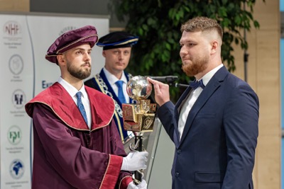 Blahoželanie čerstvým absolventom Ekonomickej univerzity v Bratislave