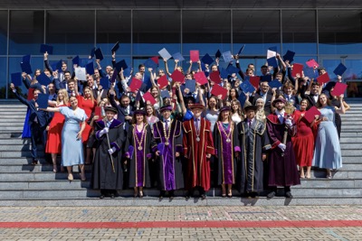 Blahoželanie čerstvým absolventom Ekonomickej univerzity v Bratislave
