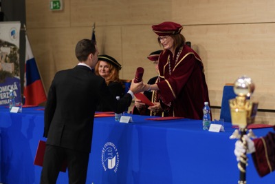 Blahoželanie čerstvým absolventom Ekonomickej univerzity v Bratislave