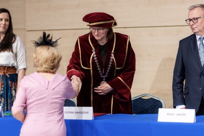 Prvé promócie v tomto akademickom roku patrili absolventom Univerzity tretieho veku EUBA