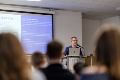 Projekt Central Europe Connect sa už po štrnásty raz zameral na prepojenie študentov ekonomických univerzít z Bratislavy, Viedne a Varšavy.