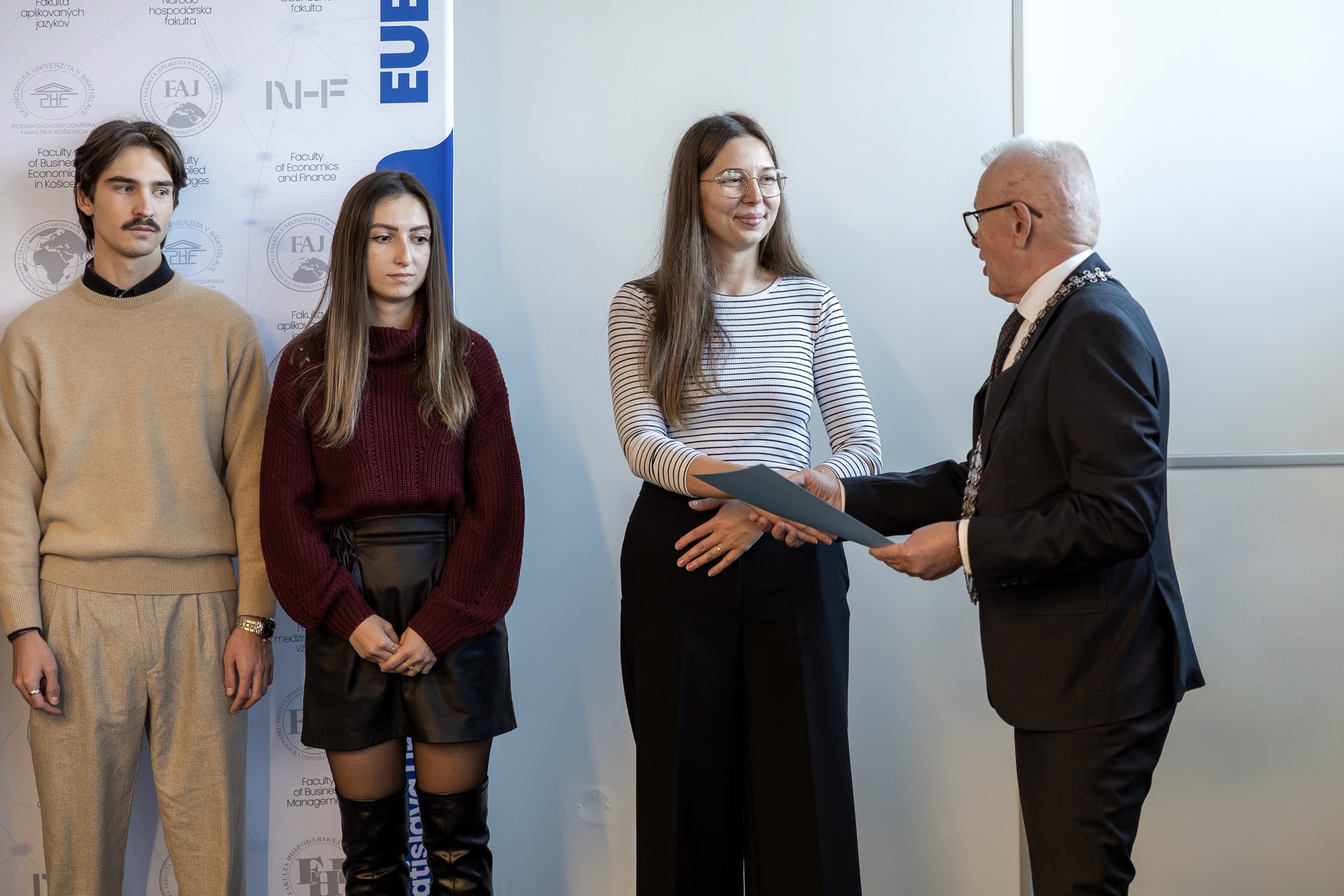 Mimoriadne štipendium najlepším študentom pri príležitosti Medzinárodného dňa študentstva