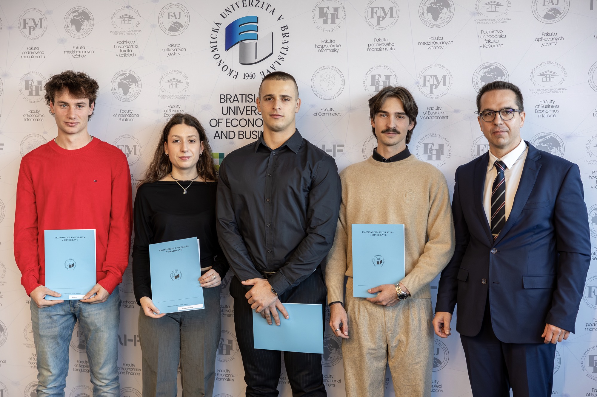 Mimoriadne štipendium najlepším študentom pri príležitosti Medzinárodného dňa študentstva