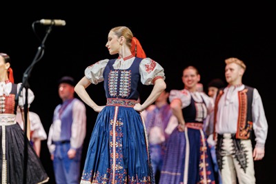 EUBA oslávila 85 rokov tradície folklórom: FS Ekonóm vystúpil v Dome kultúry Zrkadlový háj