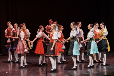 EUBA oslávila 85 rokov tradície folklórom: FS Ekonóm vystúpil v Dome kultúry Zrkadlový háj