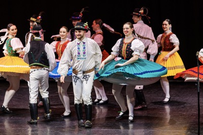 EUBA oslávila 85 rokov tradície folklórom: FS Ekonóm vystúpil v Dome kultúry Zrkadlový háj