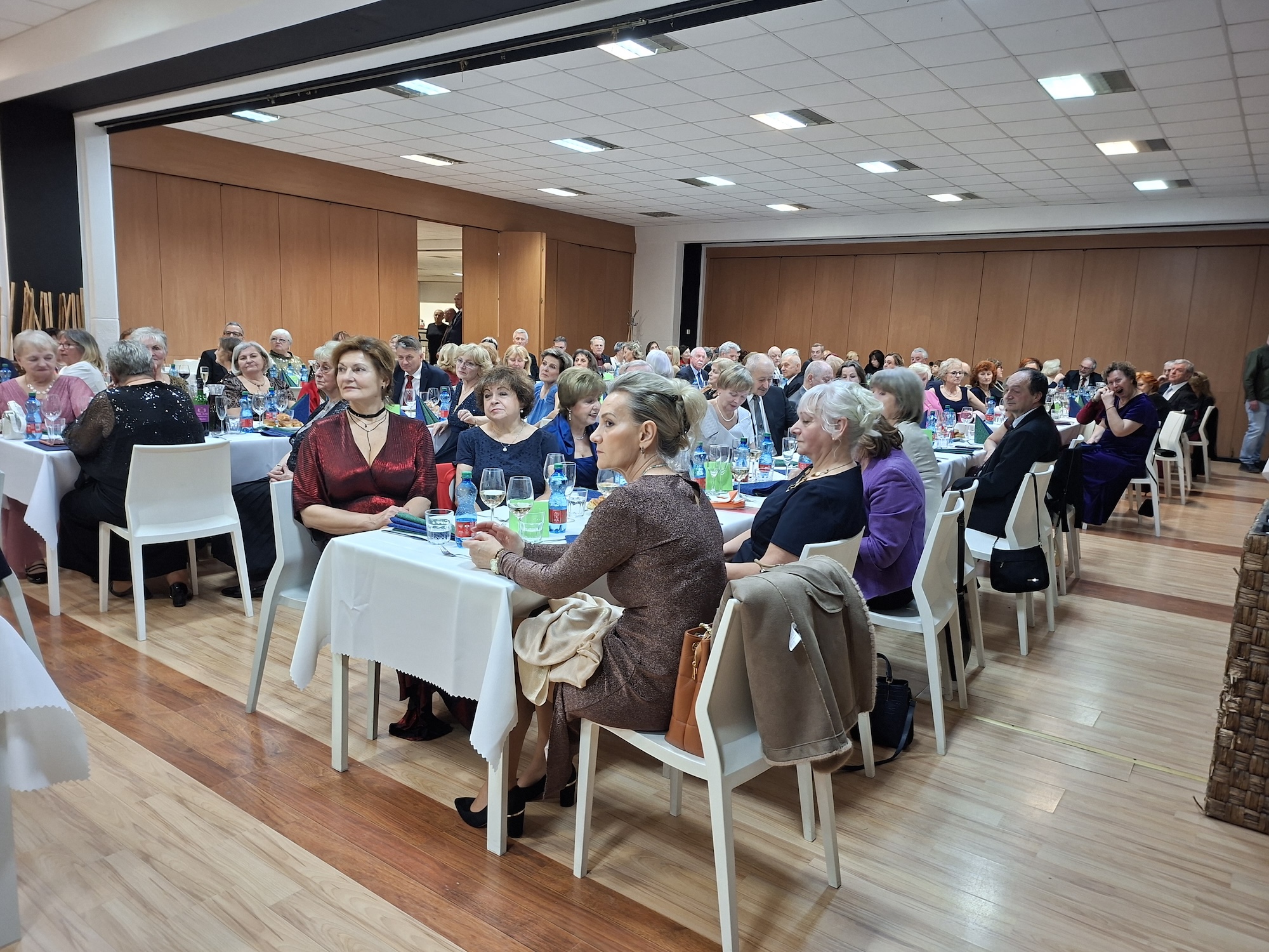 Jubilejný 5. ročník Plesu seniorov EUBA: večer plný radosti, tanca a priateľstva