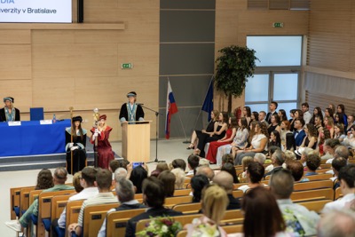 Nová kapitola sa začína. EUBA blahoželá svojim absolventkám a absolventom