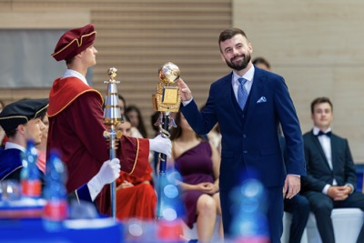 Nová kapitola sa začína. EUBA blahoželá svojim absolventkám a absolventom