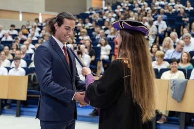 Nová kapitola sa začína. EUBA blahoželá svojim absolventkám a absolventom
