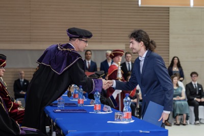 Nová kapitola sa začína. EUBA blahoželá svojim absolventkám a absolventom