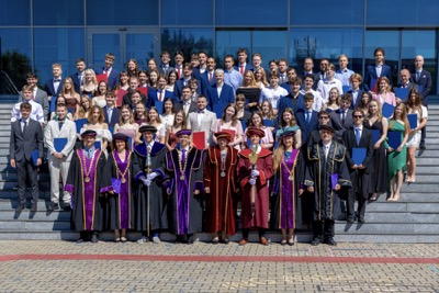 Nová kapitola sa začína. EUBA blahoželá svojim absolventkám a absolventom