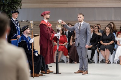 Nová kapitola sa začína. EUBA blahoželá svojim absolventkám a absolventom
