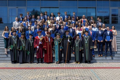 Nová kapitola sa začína. EUBA blahoželá svojim absolventkám a absolventom