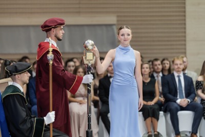 Nová kapitola sa začína. EUBA blahoželá svojim absolventkám a absolventom