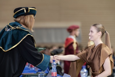 Nová kapitola sa začína. EUBA blahoželá svojim absolventkám a absolventom