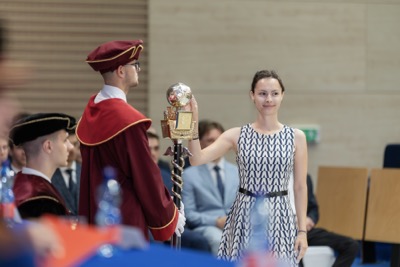 Nová kapitola sa začína. EUBA blahoželá svojim absolventkám a absolventom