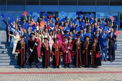 Nová kapitola sa začína. EUBA blahoželá svojim absolventkám a absolventom
