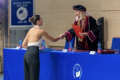 Nová kapitola sa začína. EUBA blahoželá svojim absolventkám a absolventom