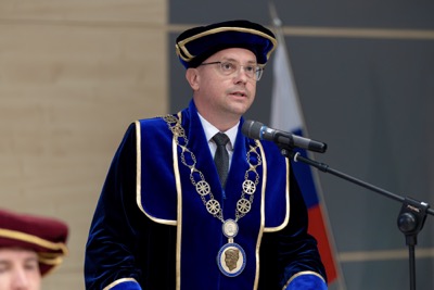 Nová kapitola sa začína. EUBA blahoželá svojim absolventkám a absolventom