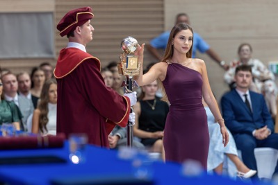 Nová kapitola sa začína. EUBA blahoželá svojim absolventkám a absolventom