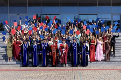 Nová kapitola sa začína. EUBA blahoželá svojim absolventkám a absolventom