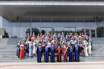 Nová kapitola sa začína. EUBA blahoželá svojim absolventkám a absolventom