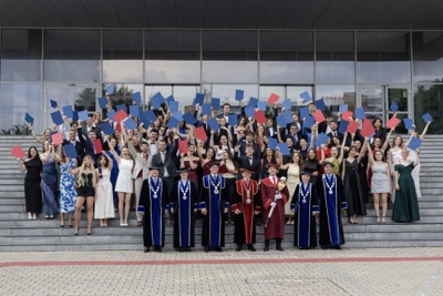 Nová kapitola sa začína. EUBA blahoželá svojim absolventkám a absolventom