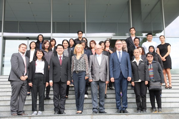 Receiving the Delegation from NIDA Bangkok
