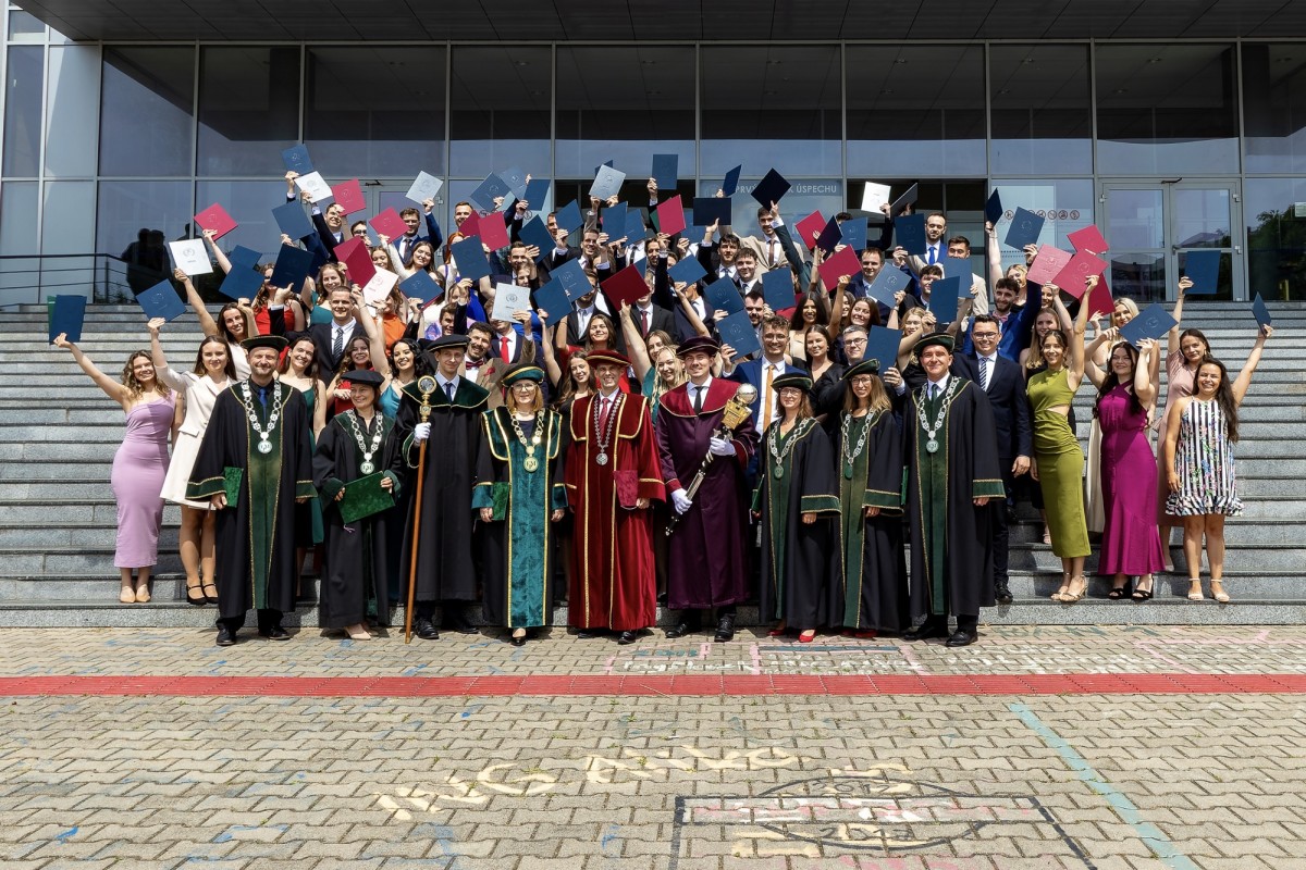Blahoželanie čerstvým absolventom Ekonomickej univerzity v Bratislave