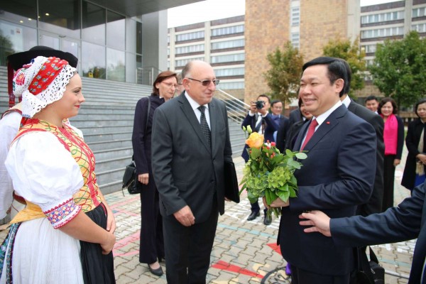 Podpredseda vlády Vietnamu navštívil svoju alma mater