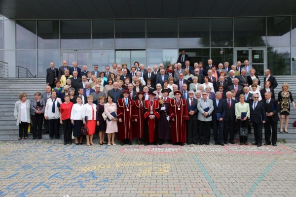 Absolventi Vysokej školy ekonomickej z roku 1966 si 50 rokov po promócii prevzali pamätné diplomy